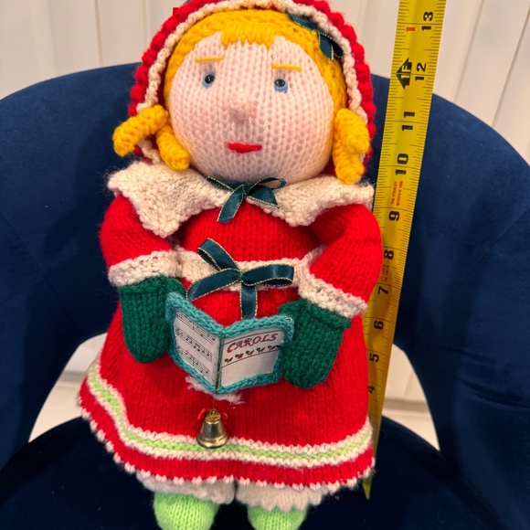 Vintage hand knit trio of Christmas Carollers. Three large hand knit figurines. - Picture 7 of 11